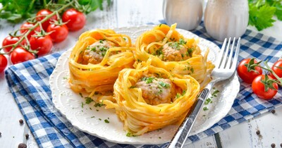 Гнезда с фаршем в соусе на сковороде