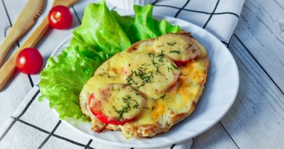 Отбивная куриная грудка в духовке с сыром и помидорами