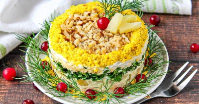 Салат курица ананас сыр яйца грецкий орех сыр