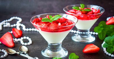 Панакота с клубникой на десерт