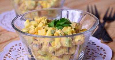 Салат с печенью трески сыром и кукурузой