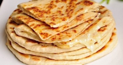 Хачапури с сыром и вареным яйцом