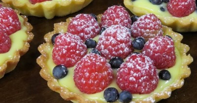 Корзиночки с заварным кремом и ягодами