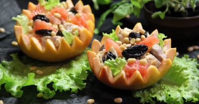 Салат с курицей в грейпфруте