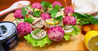 Рыбные шарики со свеклой яйцами сыром
